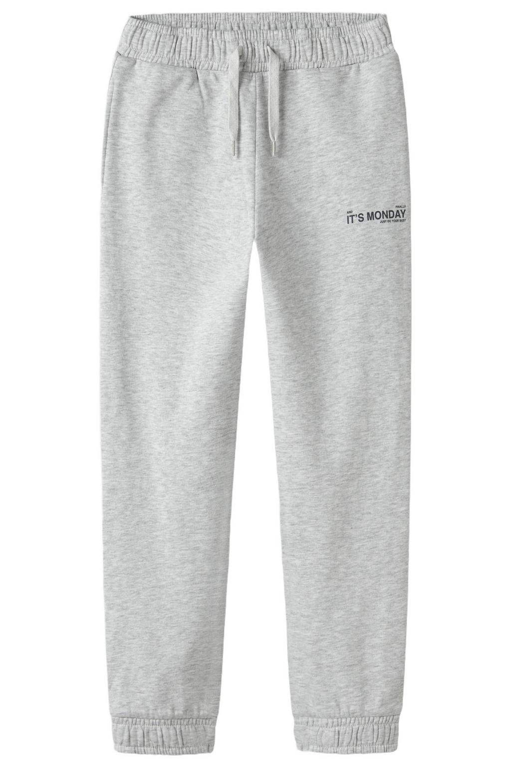 Grijze jongens NAME IT KIDS regular fit joggingbroek van sweat materiaal met elastische tailleband met koord en tekst print