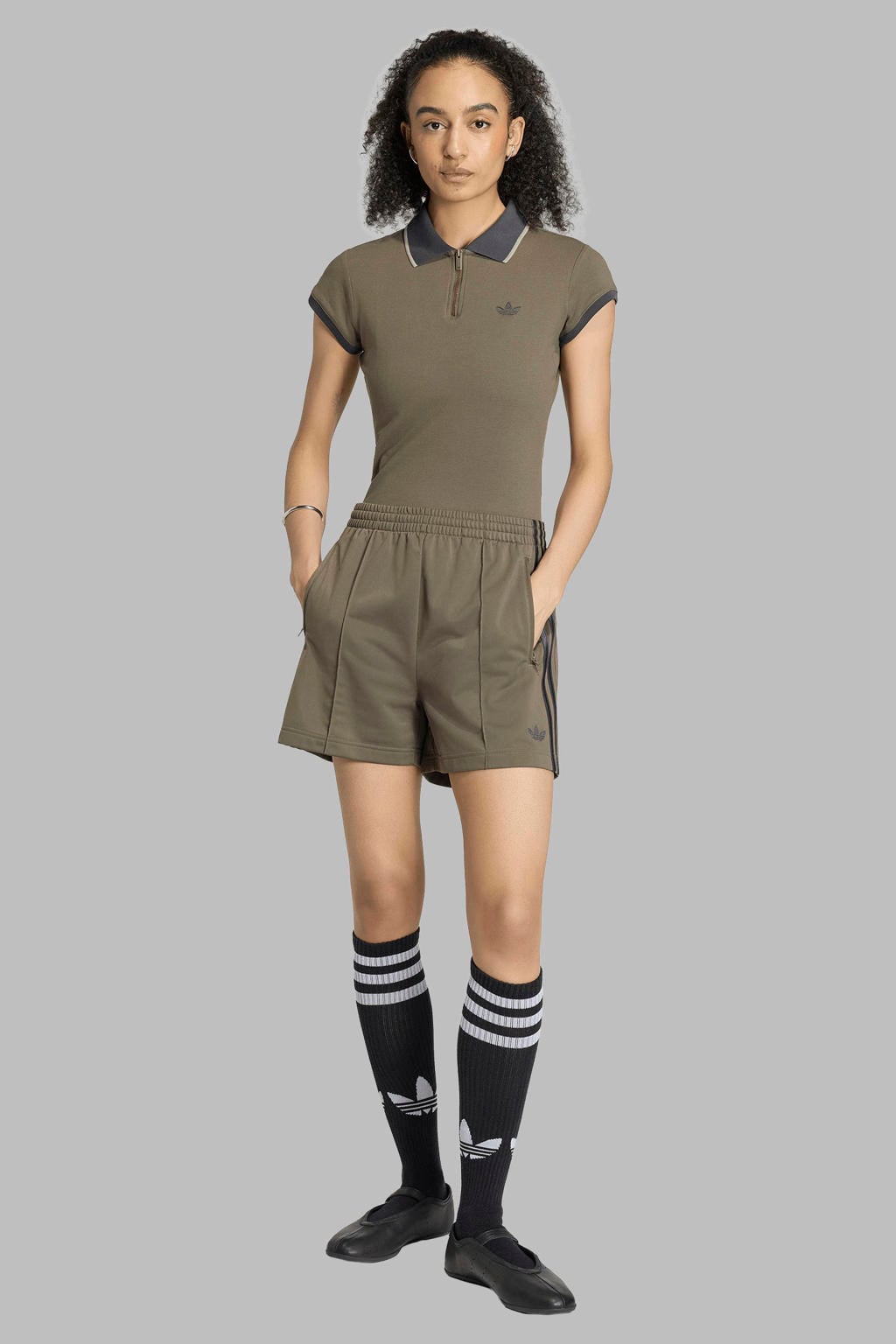 Olijfgroene dames adidas Originals Firebird short van polyester met loose fit, regular waist en effen