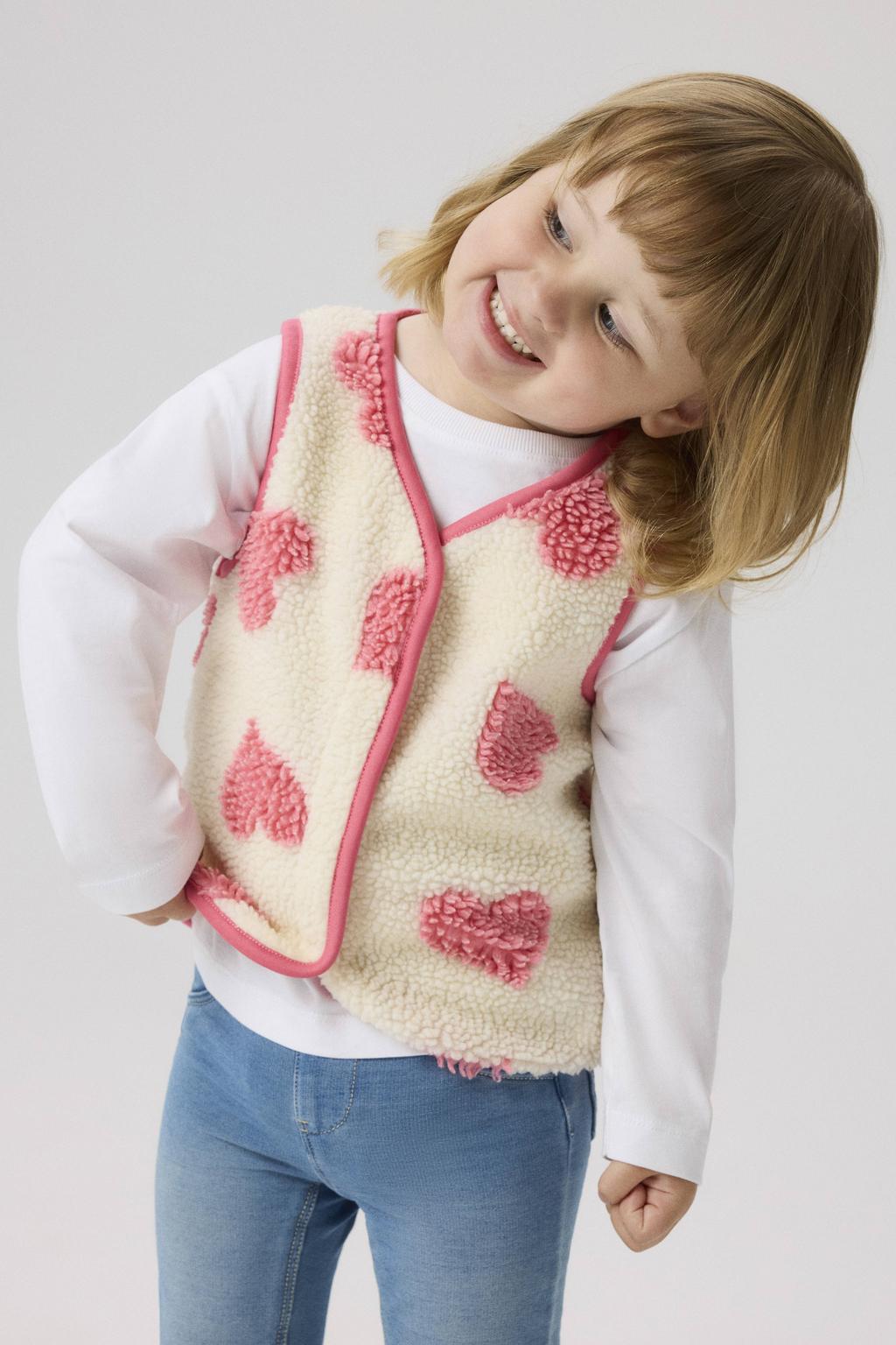 Roze en ecru meisjes NAME IT MINI teddy jacquard gilet met hartjesprint, V-hals en drukknoopsluiting
