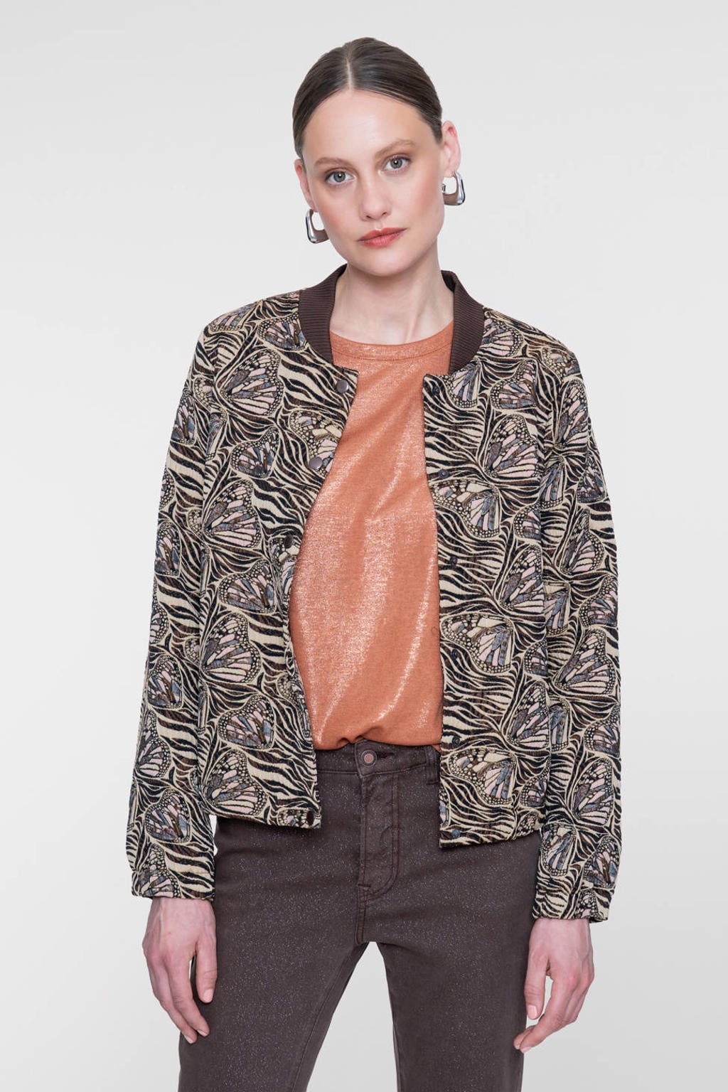 Camel en zandkleurige dames Geisha tussenjas van polyester met lange mouwen en ronde hals