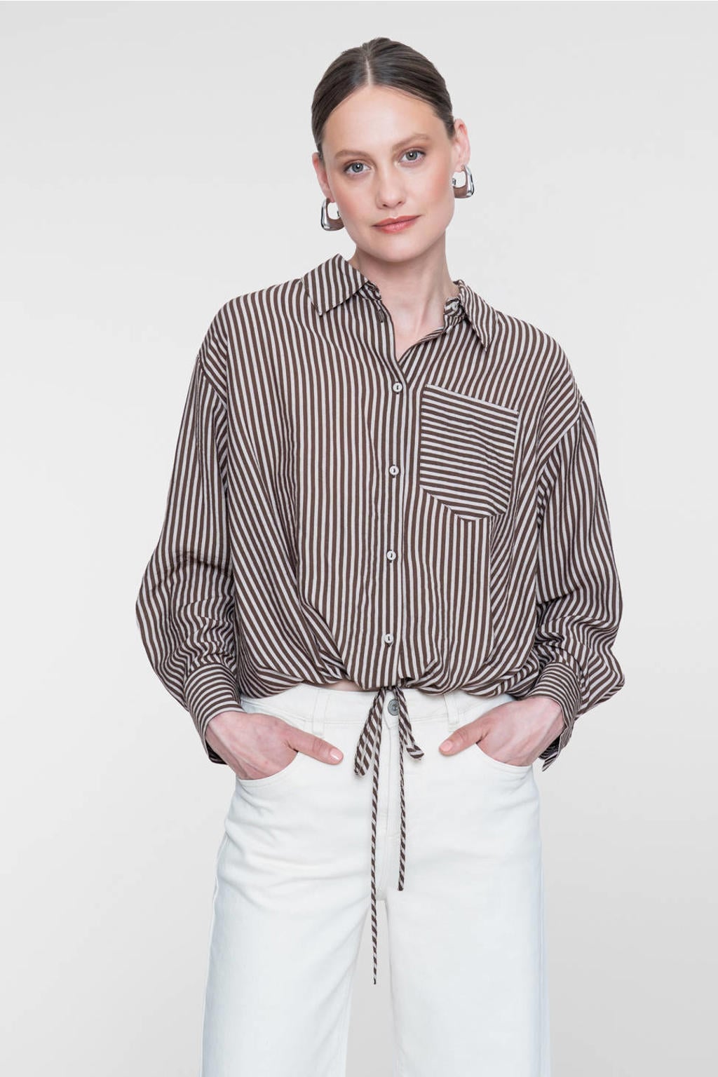 Bruine dames Geisha gestreepte blouse van viscose met lange mouwen, klassieke kraag en knoopsluiting