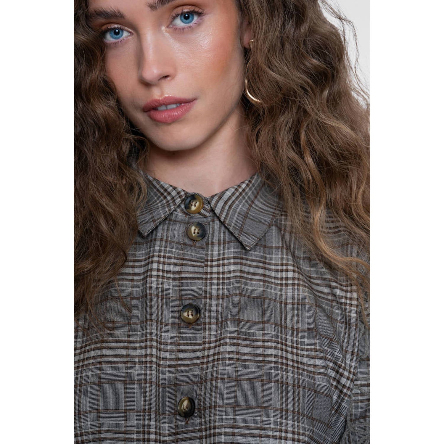 Geisha geruite blouse met borduursels grijs beige