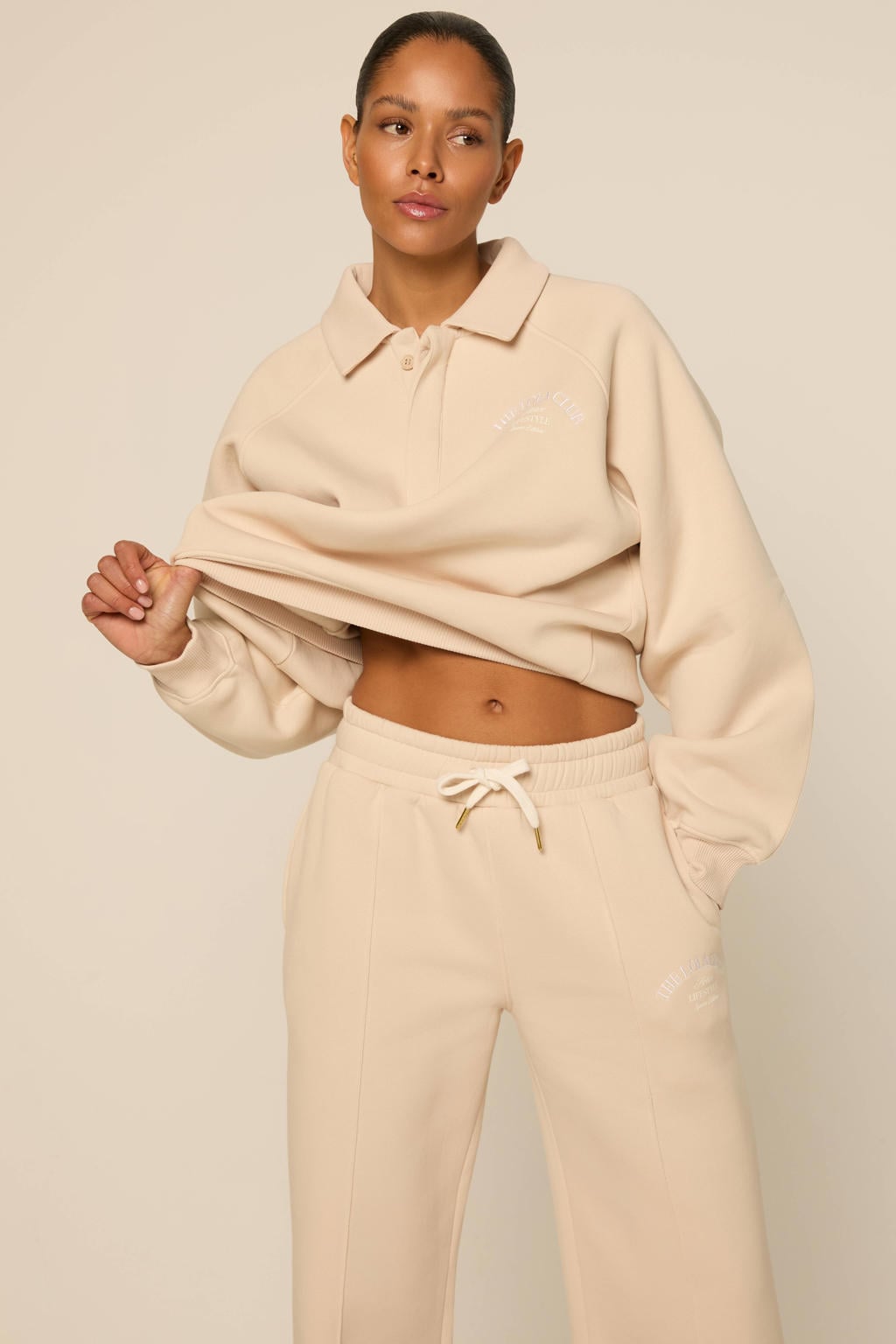 Zandkleurige dames The Lola Club high loose fit sweatpant van nylon met elastische tailleband met koord en effen