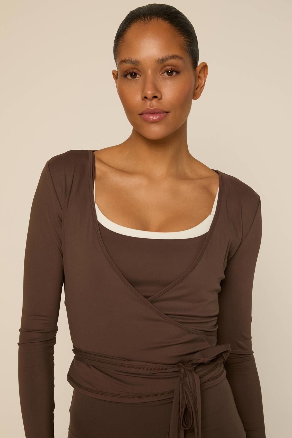 Donkerblauwe dames The Lola Club sporttop van nylon met effen, lange mouwen en V-hals