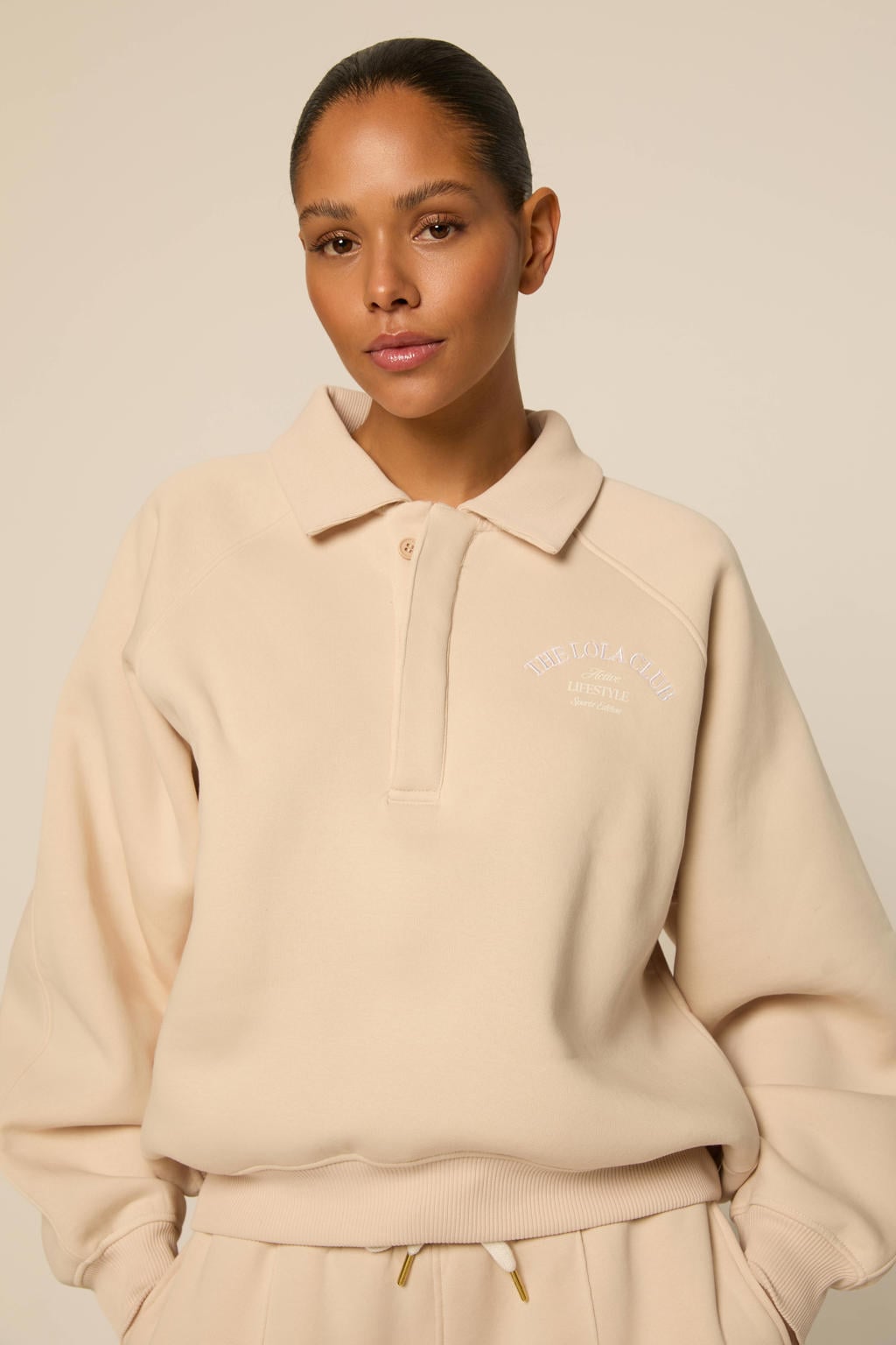 Zandkleurige dames The Lola Club sweater van nylon met effen, lange mouwen en klassieke kraag