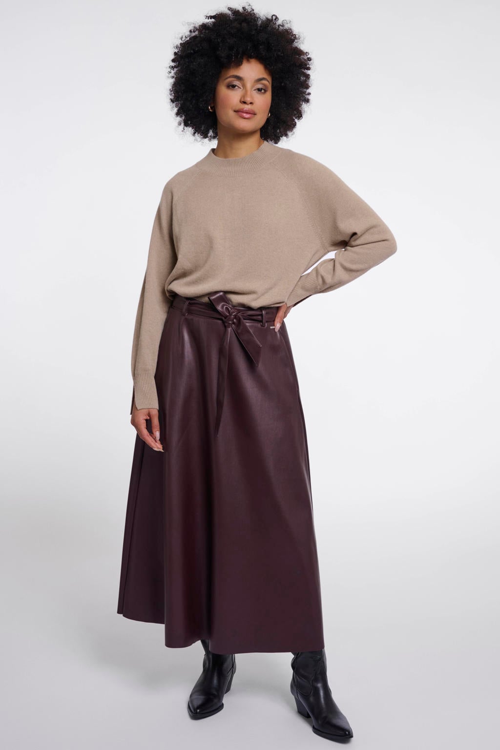 Donkerrode dames Rino & Pelle imitatieleren rok met ceintuur voorzien van