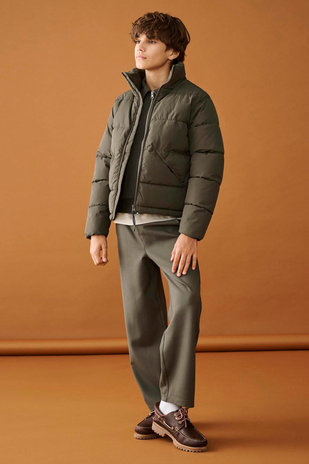 Donkergroene jongens ONLY & SONS JUNIOR gewatteerde winterjas van polyester met effen, lange mouwen, opstaande kraag, ritssluiting en geweven detail