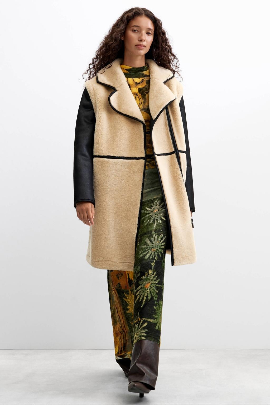 Beige en zwarte dames Desigual mantel van polyester met effen, lange mouwen, reverskraag, rits- en knoopsluiting en riemlussen