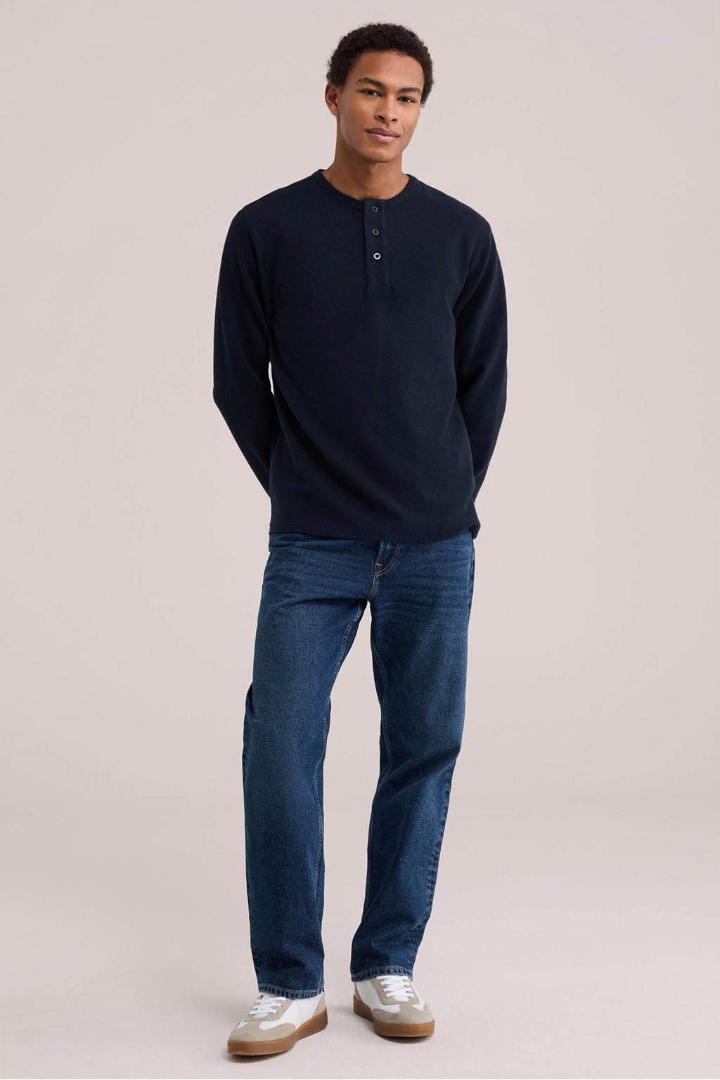 Donkerblauwe heren WE Fashion relaxed fit longsleeve van katoen met effen, lange mouwen, henleykraag en rib gebreide details