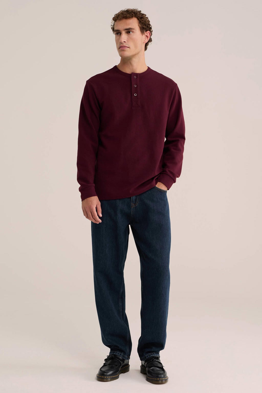 Donkerrode heren WE Fashion relaxed fit longsleeve van katoen met effen, lange mouwen, henleykraag en rib gebreide details
