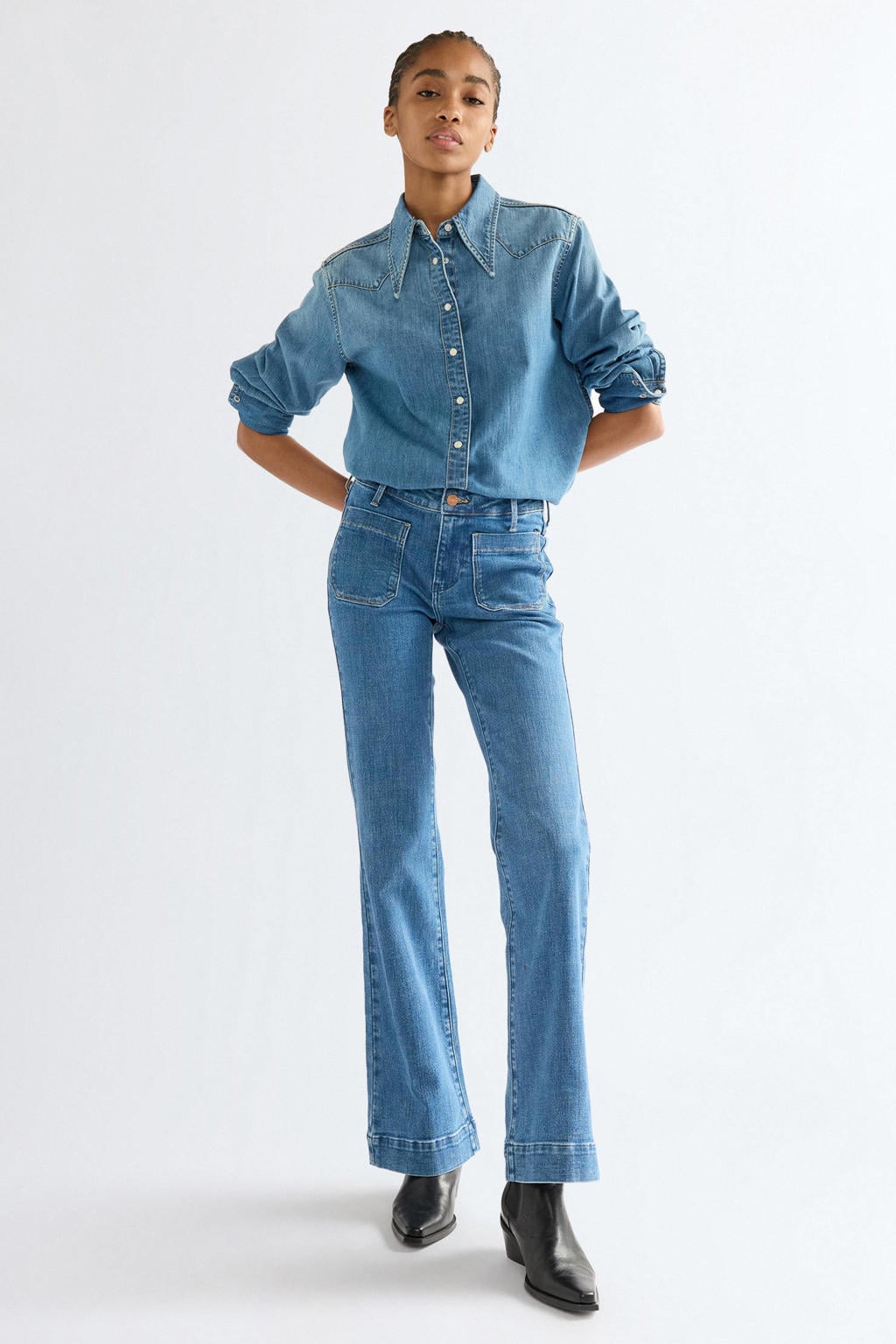 Medium blue denim dames Wrangler regular waist flared jeans mediumblauw van denim met rits- en knoopsluiting en effen