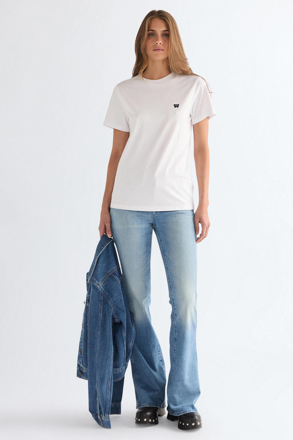 Light blue denim dames Wrangler flared jeans van denim met regular waist, rits- en knoopsluiting en effen