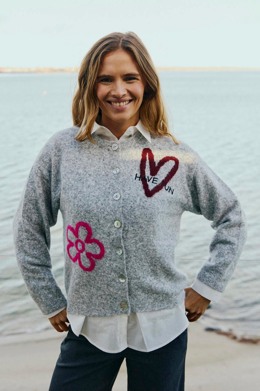 Grijs en roze dames FREEQUENT gebreide vest met effen, lange mouwen, ronde hals en knoopsluiting