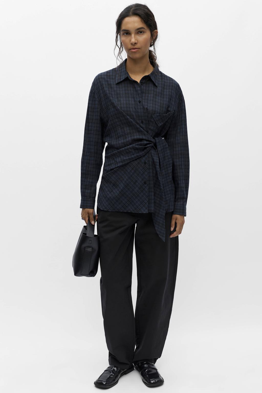 Donkerblauwe dames OBJECT geruite blouse van katoen met lange mouwen, klassieke kraag, knoopsluiting en knoopdetail