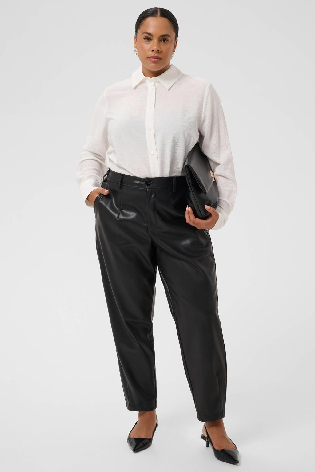 Kaffe Curve Plus Size imitatieleren loose fit cropped coated broek - zwart