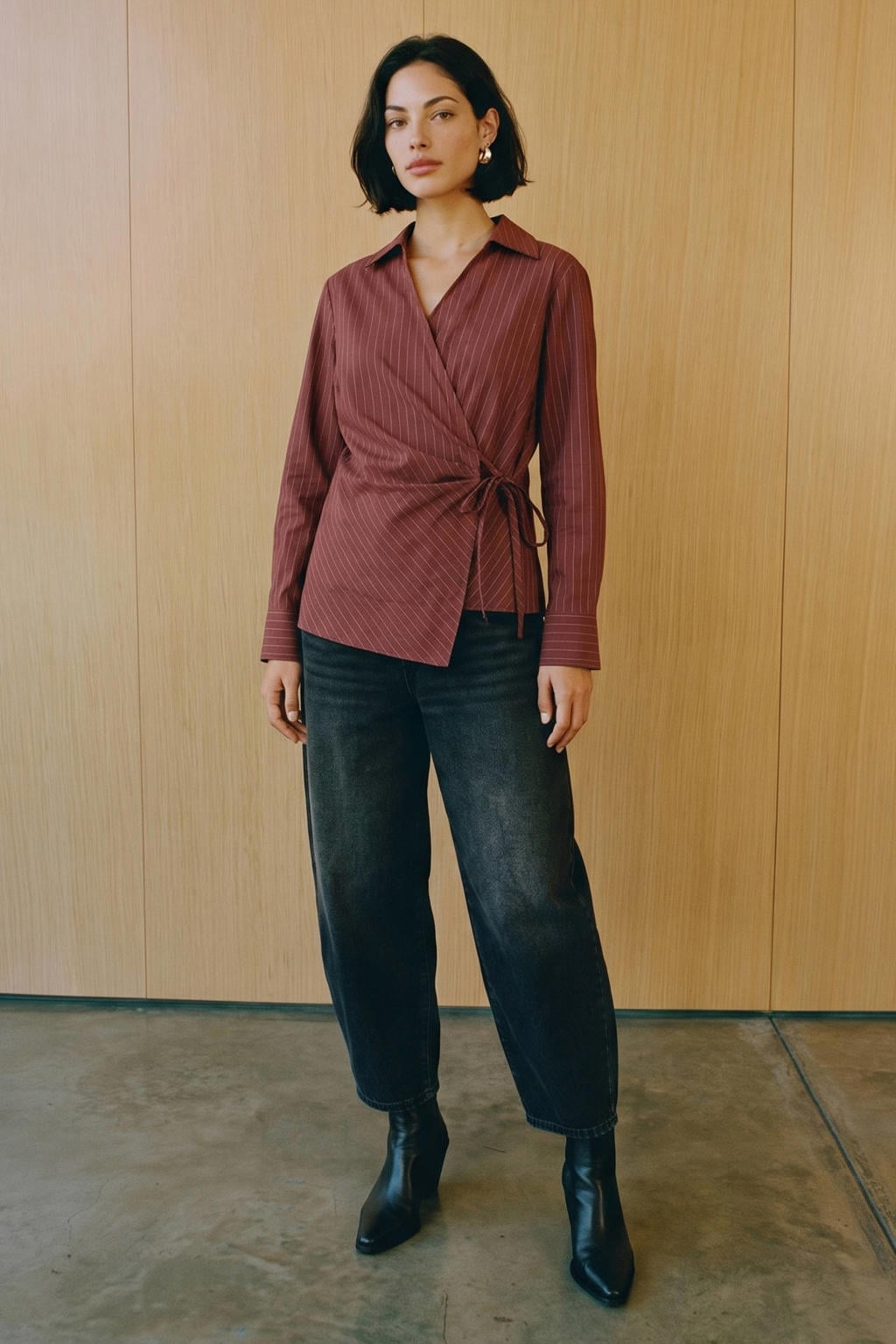 Roodbruine dames VERO MODA blouse bruin van polyester met krijtstreepprint, lange mouwen, V-hals, striksluiting en overslag detail