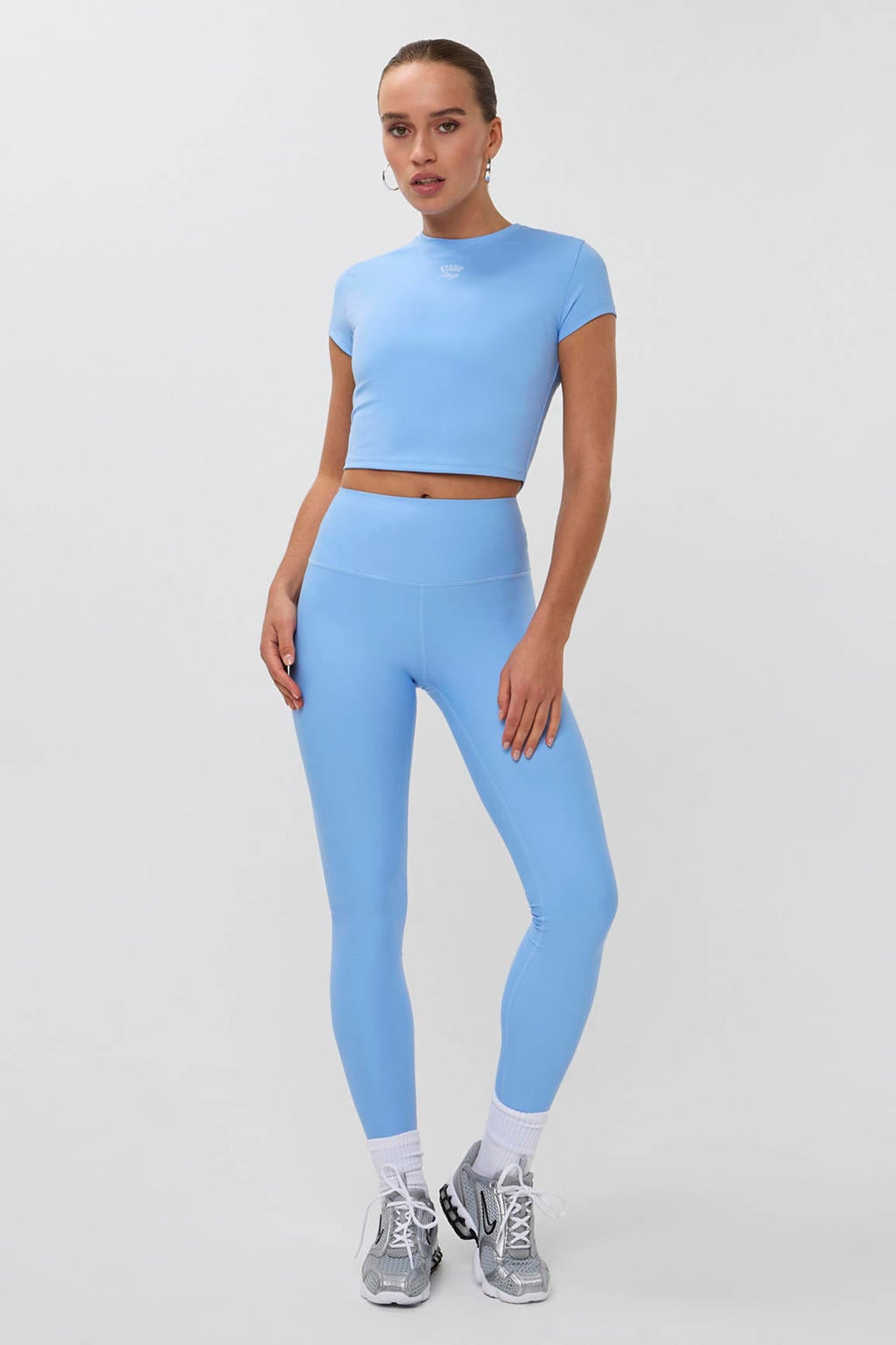 Lichtblauwe dames Studio AMAYA sportshirt van nylon met effen, korte mouwen en ronde hals