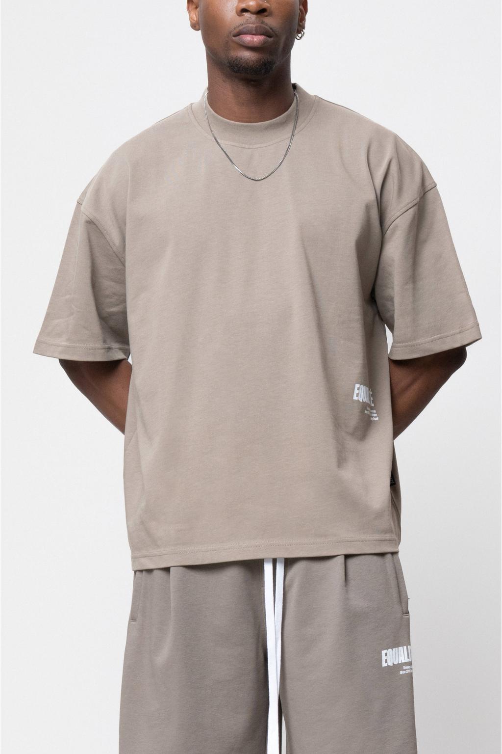 Taupe heren Equalité oversized T-shirt van katoen met backprint, korte mouwen en ronde hals