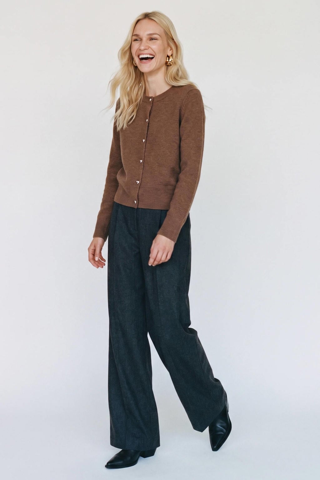 Bruine dames VERO MODA rechtvallend gebreid vest met effen, lange mouwen, ronde hals en knoopsluiting