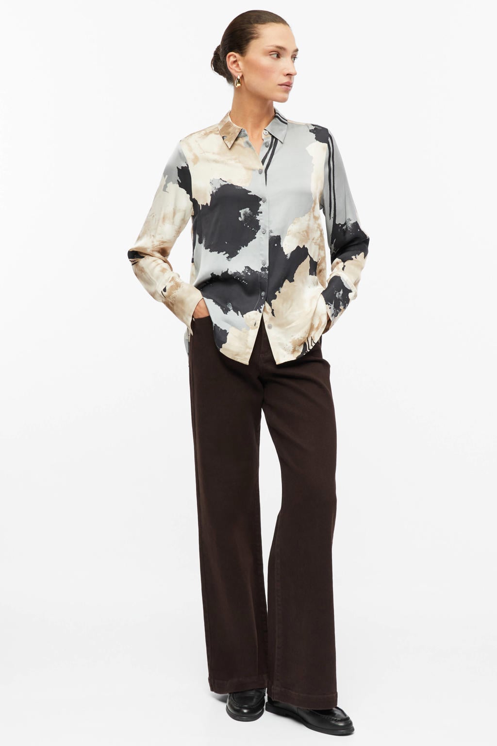 Grijs en ecru dames s.Oliver BLACK LABEL satijnen blouse met lange mouwen, klassieke kraag en knoopsluiting