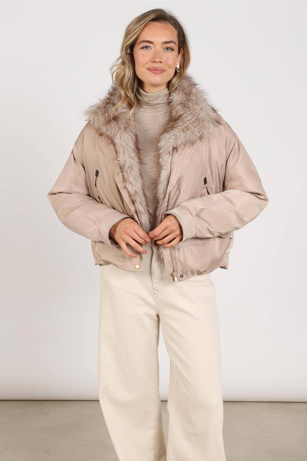 Zandkleurige dames NUKUS winterjas van polyester met effen, lange mouwen, opstaande kraag, rits- en drukknoopsluiting en imitatiebontkraag