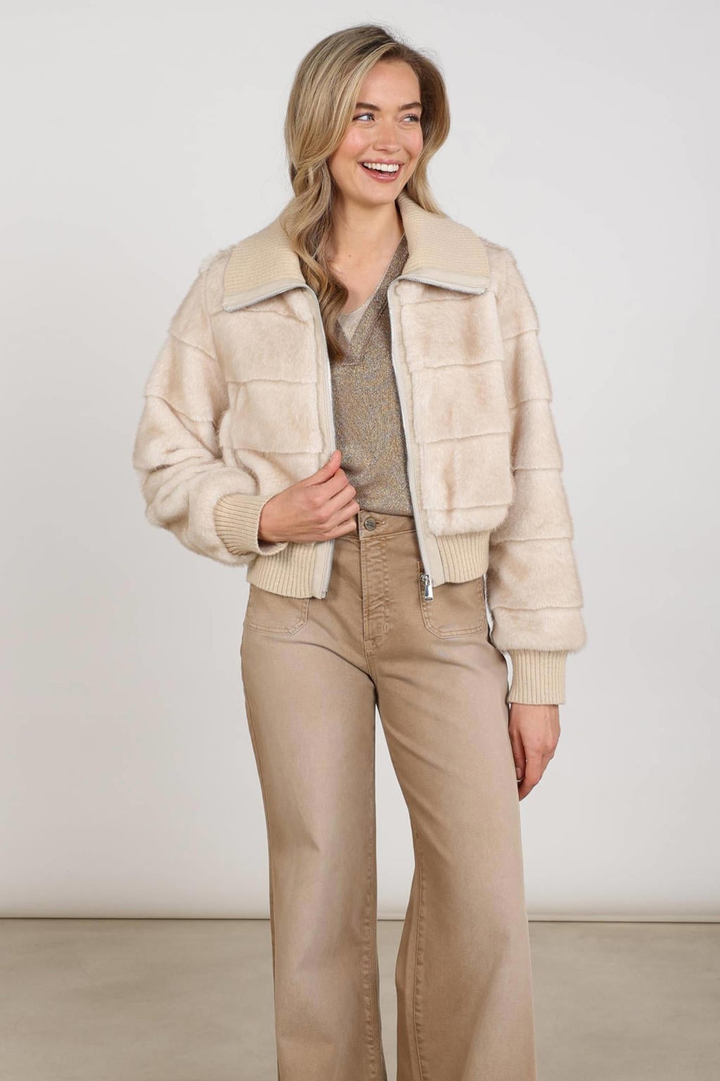 Zandkleurige dames NUKUS faux fur jas van polyester met effen, lange mouwen, opstaande kraag, ritssluiting en geribde boorden