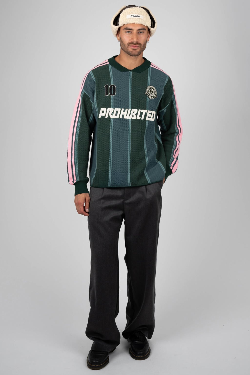 Groene heren Prohibited katoenen regular fit gebreide gestreepte trui met lange mouwen, V-hals en patches