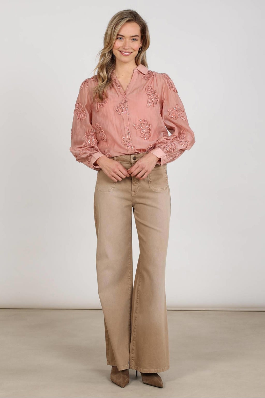 Roze dames NUKUS blouse van lyocell met effen, lange mouwen, V-hals, knoopsluiting en 3D applicatie