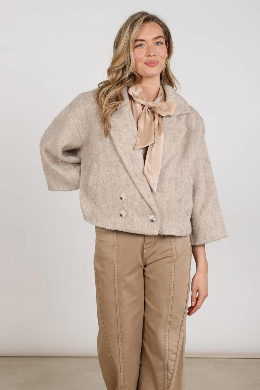 Zandkleurige dames NUKUS tussenjas van polyester met effen, driekwart mouwen, reverskraag en double breasted sluiting