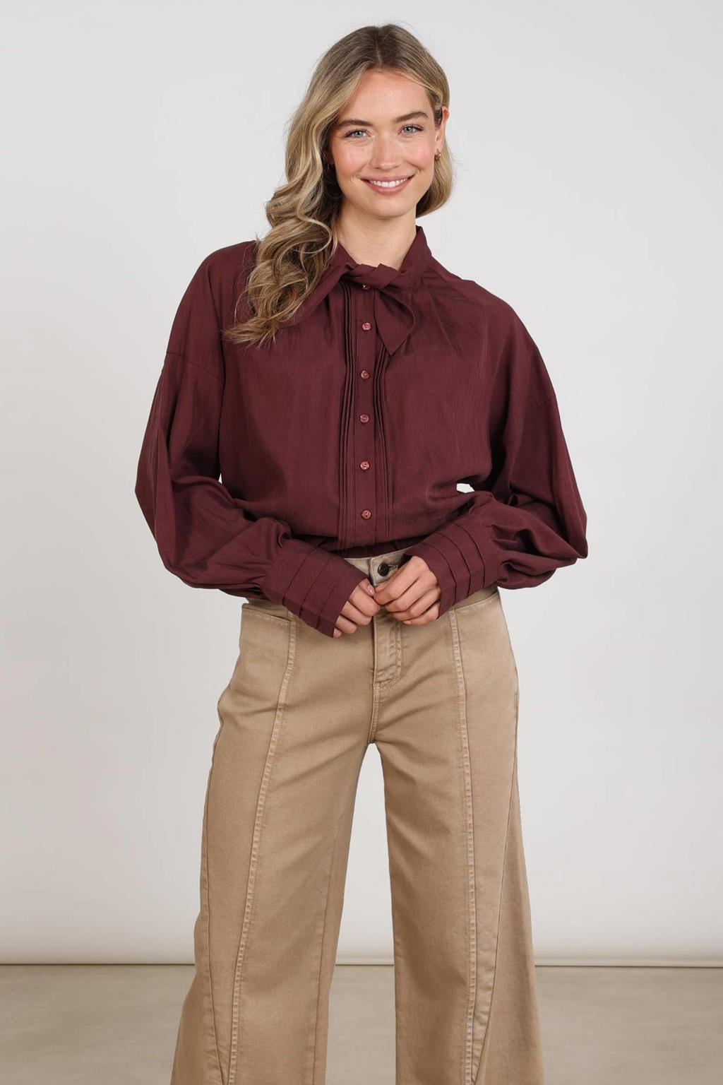 Donkerrode dames NUKUS blouse van lyocell met effen, lange mouwen, klassieke kraag, knoopsluiting en plooien