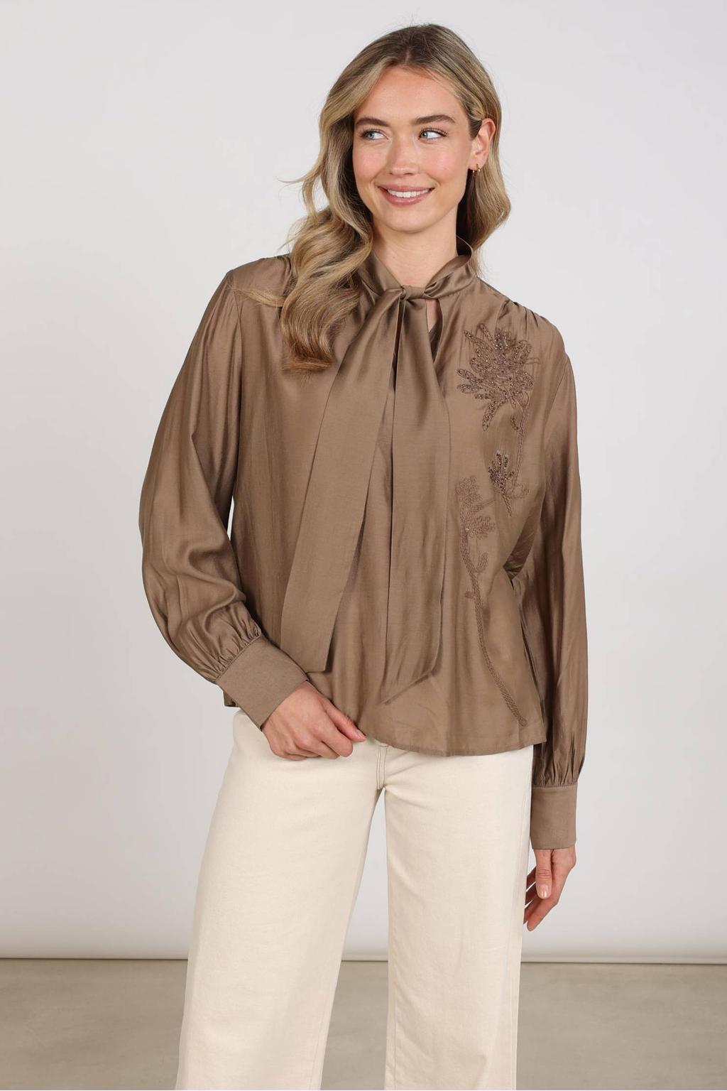 Taupe dames NUKUS blouse van viscose met effen, lange mouwen, klassieke kraag, striksluiting en borduursels
