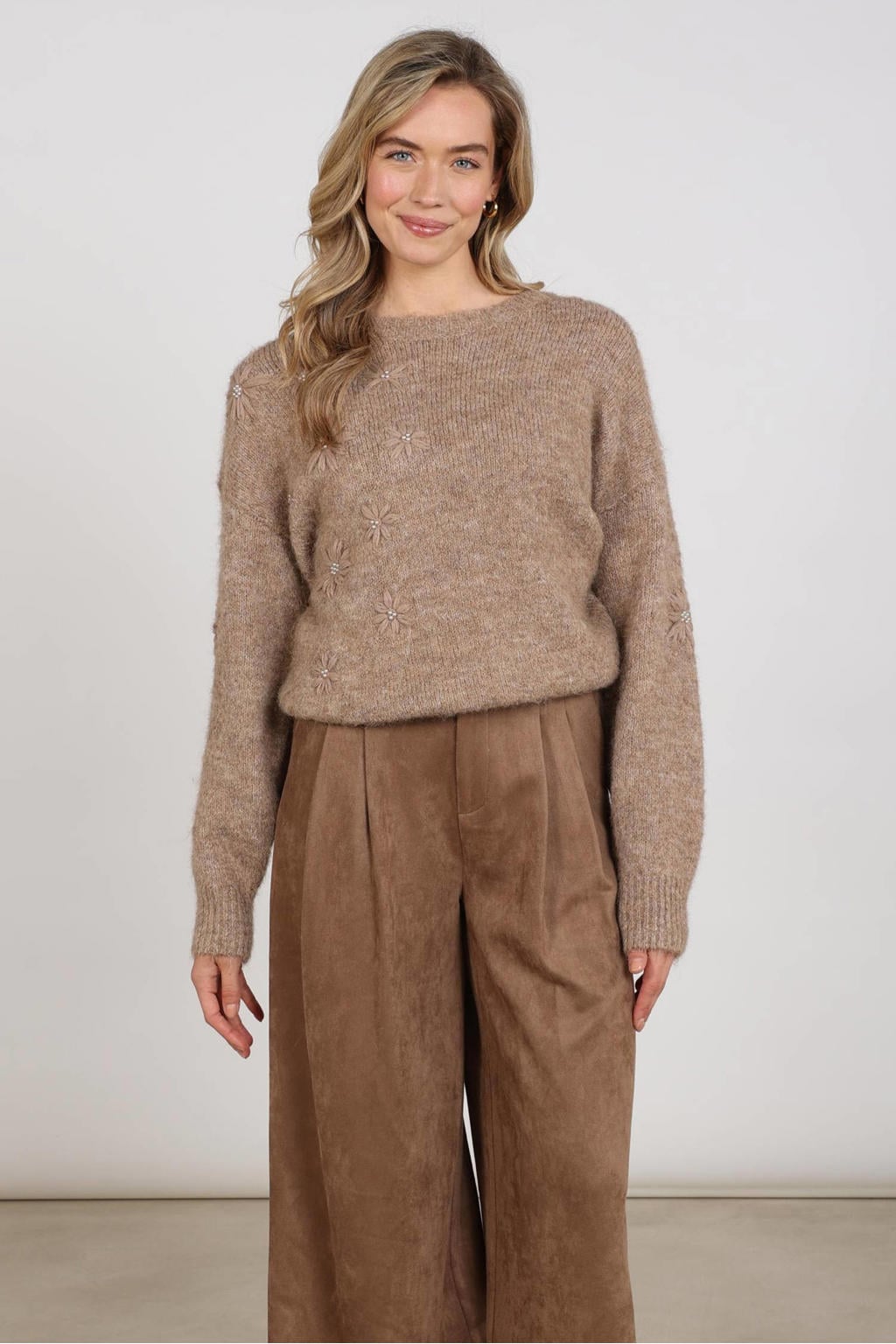 Taupe dames NUKUS gebreide trui van acryl met effen, lange mouwen, ronde hals en 3D applicatie