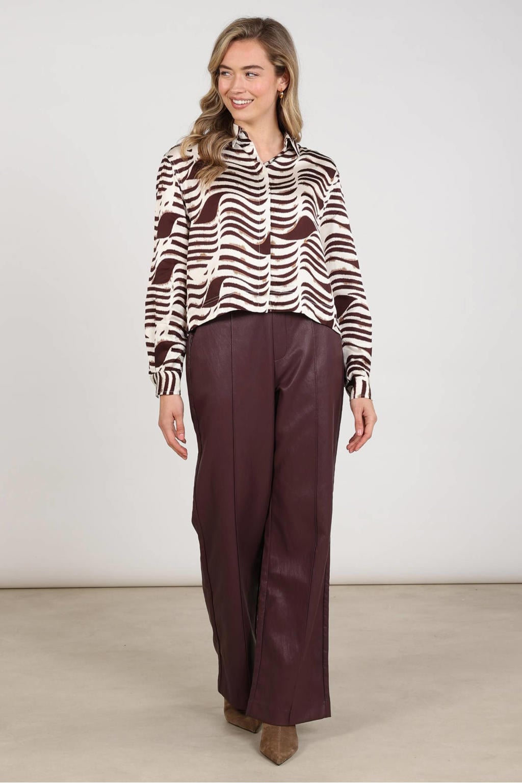 Ecru, donkerrood en beige dames NUKUS van viscose met lange mouwen, klassieke kraag en blinde knoopsluiting