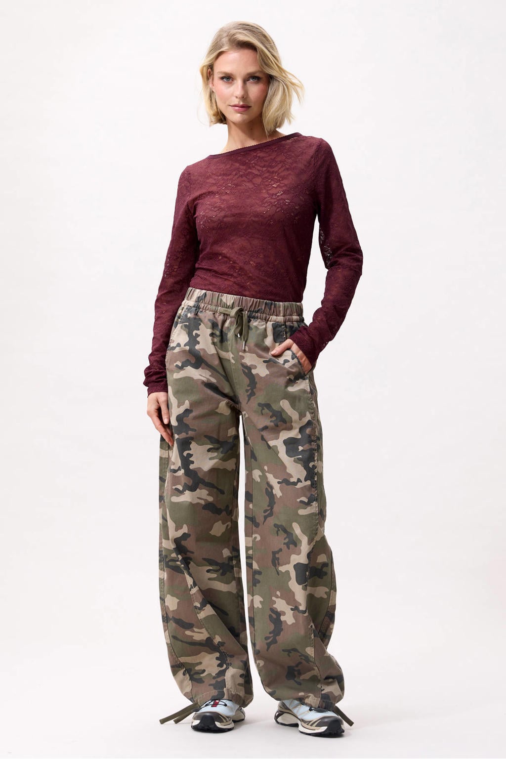 Donkerrode dames Catwalk Junkie kanten top met effen, korte mouwen en boothals