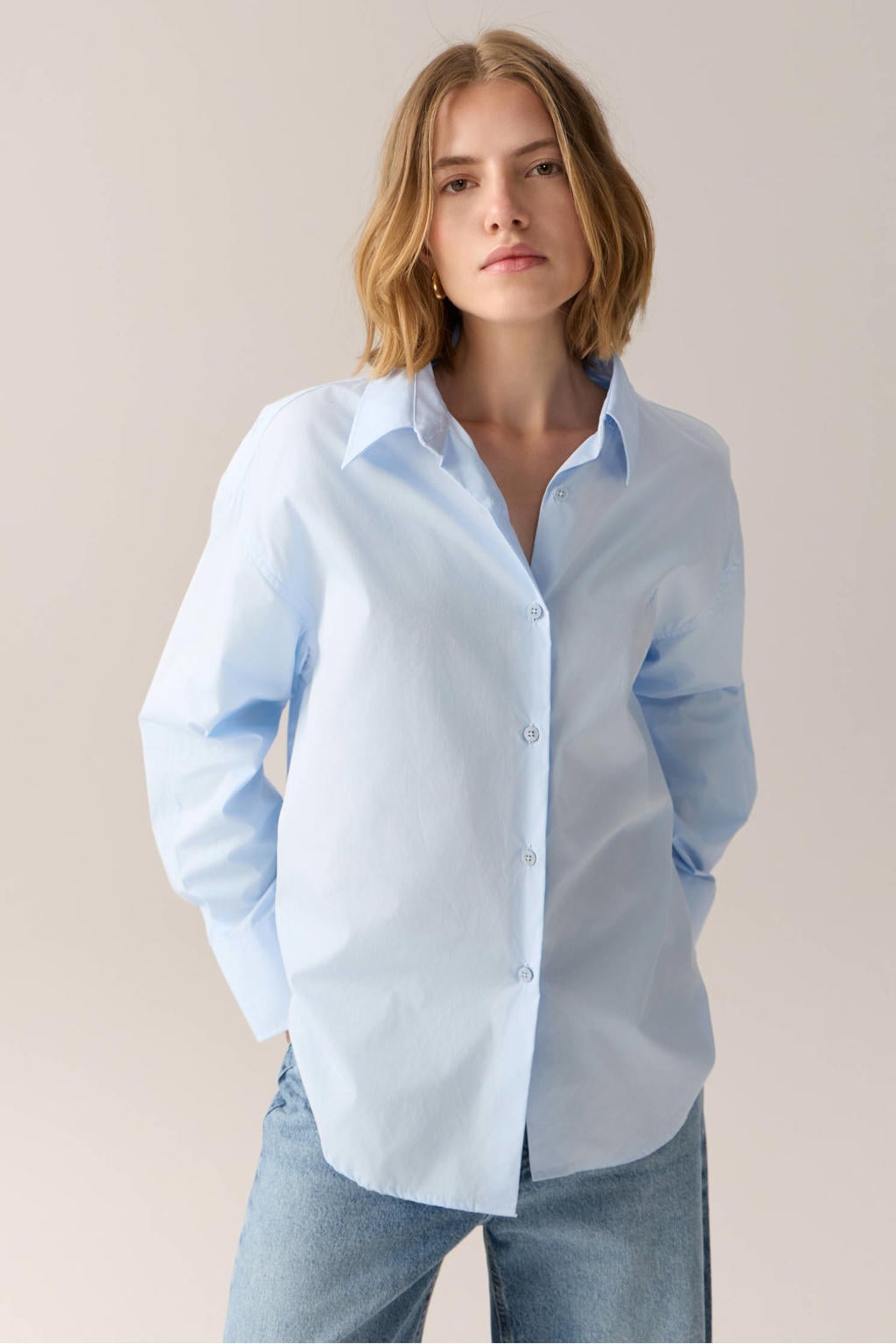 Lichtblauwe dames Lois blouse van katoen met logo dessin, lange mouwen, klassieke kraag en knoopsluiting