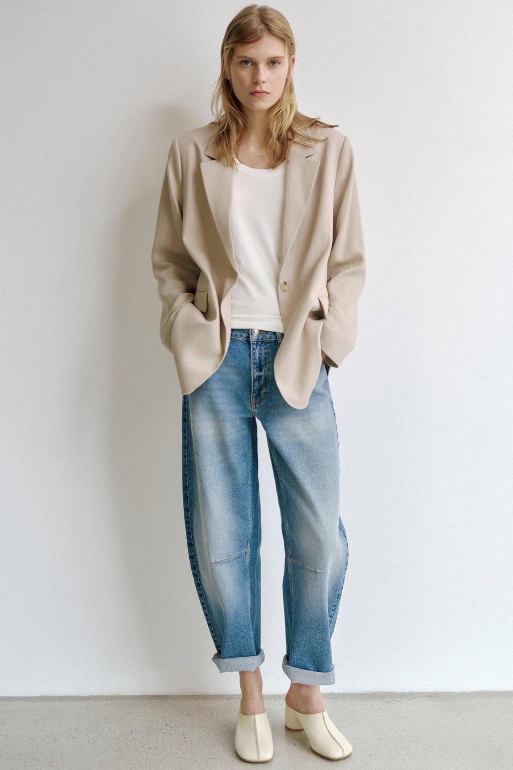 Medium blue denim dames comma barrel jeans mediumblauw van denim met regular waist, rits- en knoopsluiting en effen