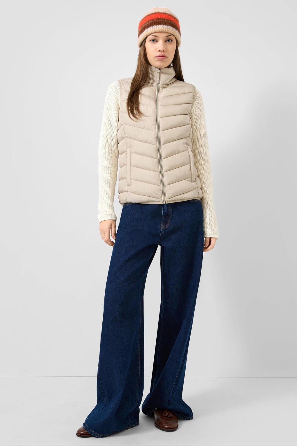 Zandkleurige dames QS bodywarmer van polyester met effen, opstaande kraag en doorgestikte details