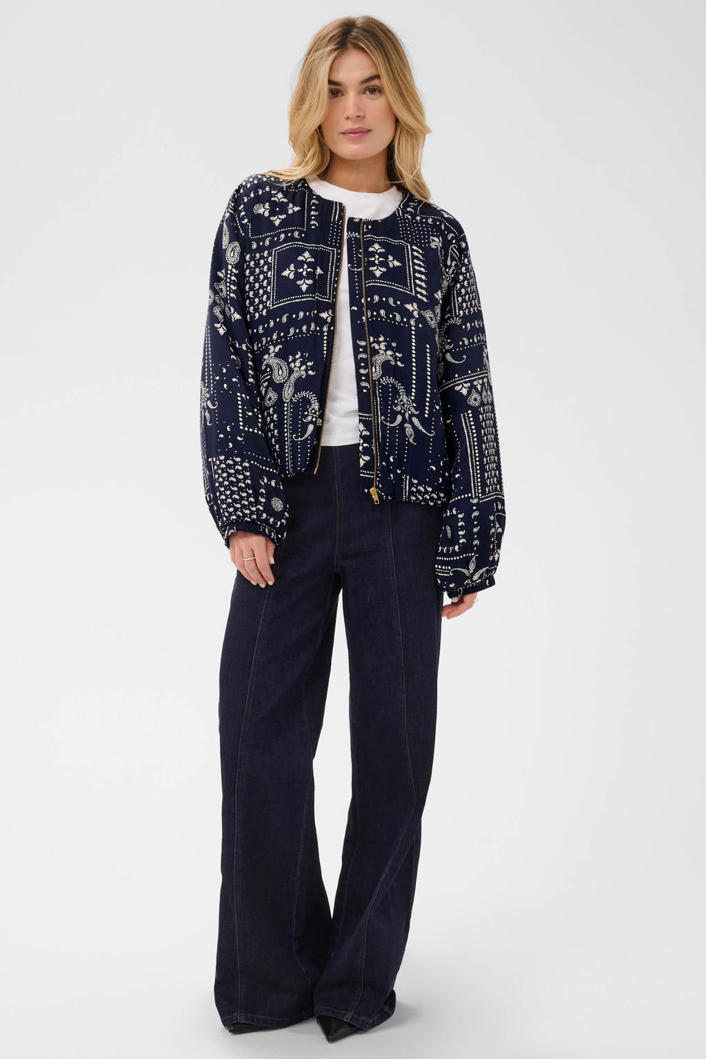 Donkerblauw en witte dames Saint Tropez bomberjas van viscose met paisley print, lange mouwen, ronde hals en ritssluiting