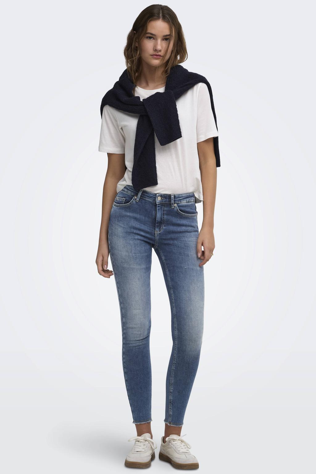 Medium blue denim dames ONLY Onlblush jeans mediumblauw van denim met high waist, rits- en knoopsluiting en effen