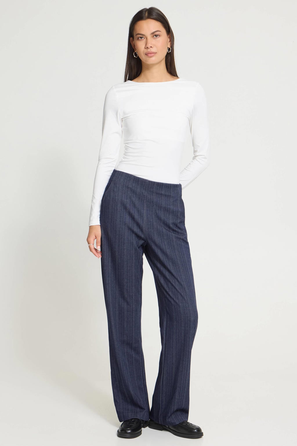 Donkerblauwe dames ICHI straight leg broek van viscose met blinde ritssluiting en krijtstreepprint