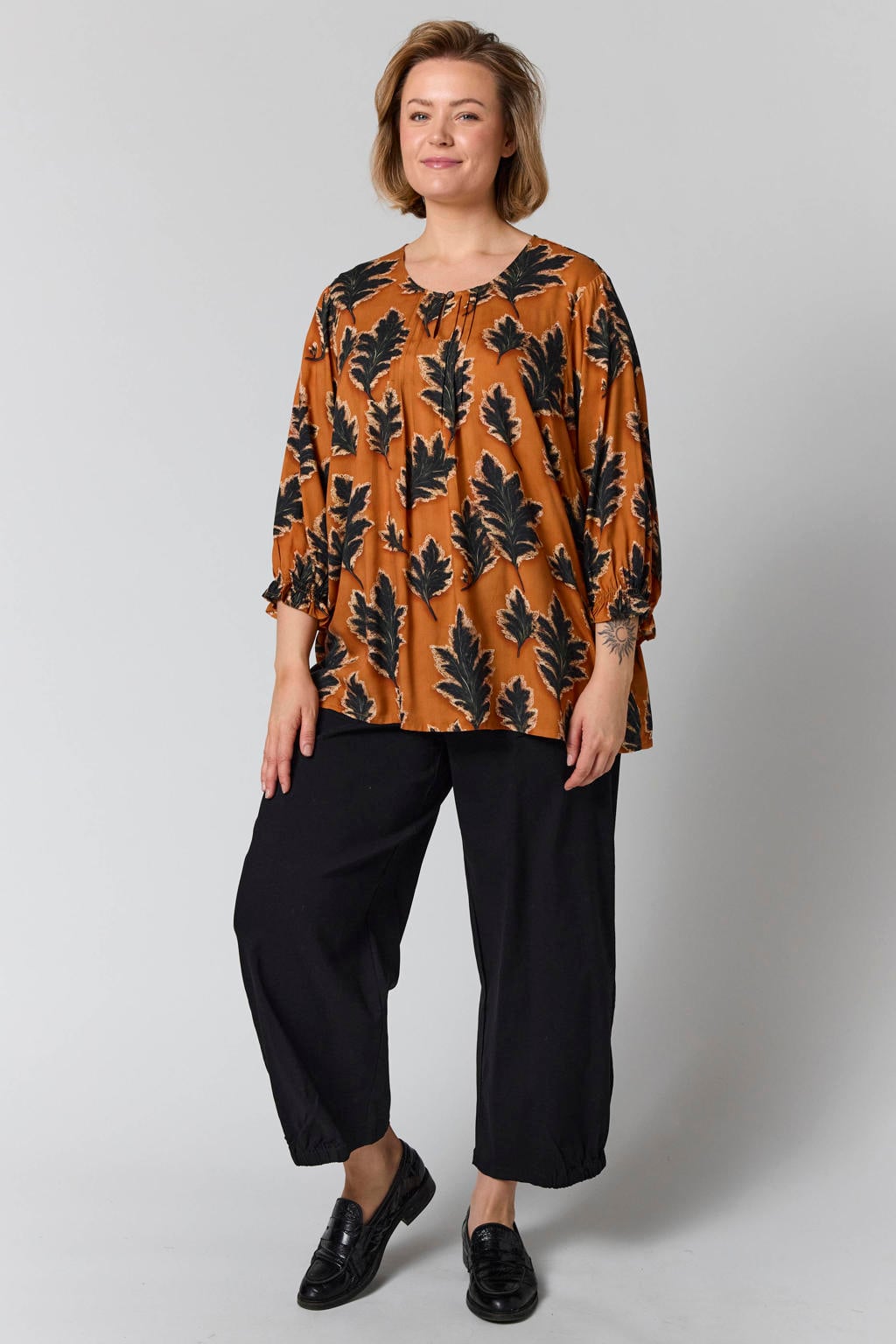 Oranje en zwarte dames Gozzip top van viscose met driekwart mouwen en ronde hals