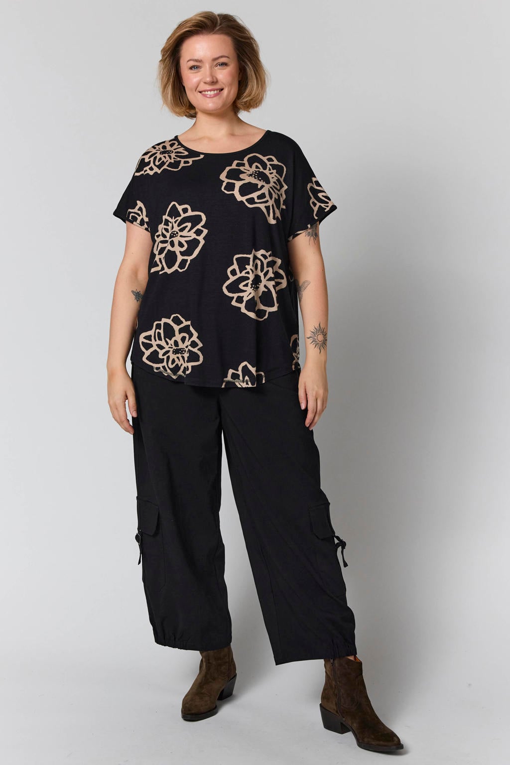 Gozzip Plus Size gebloemd T-shirt - zwart
