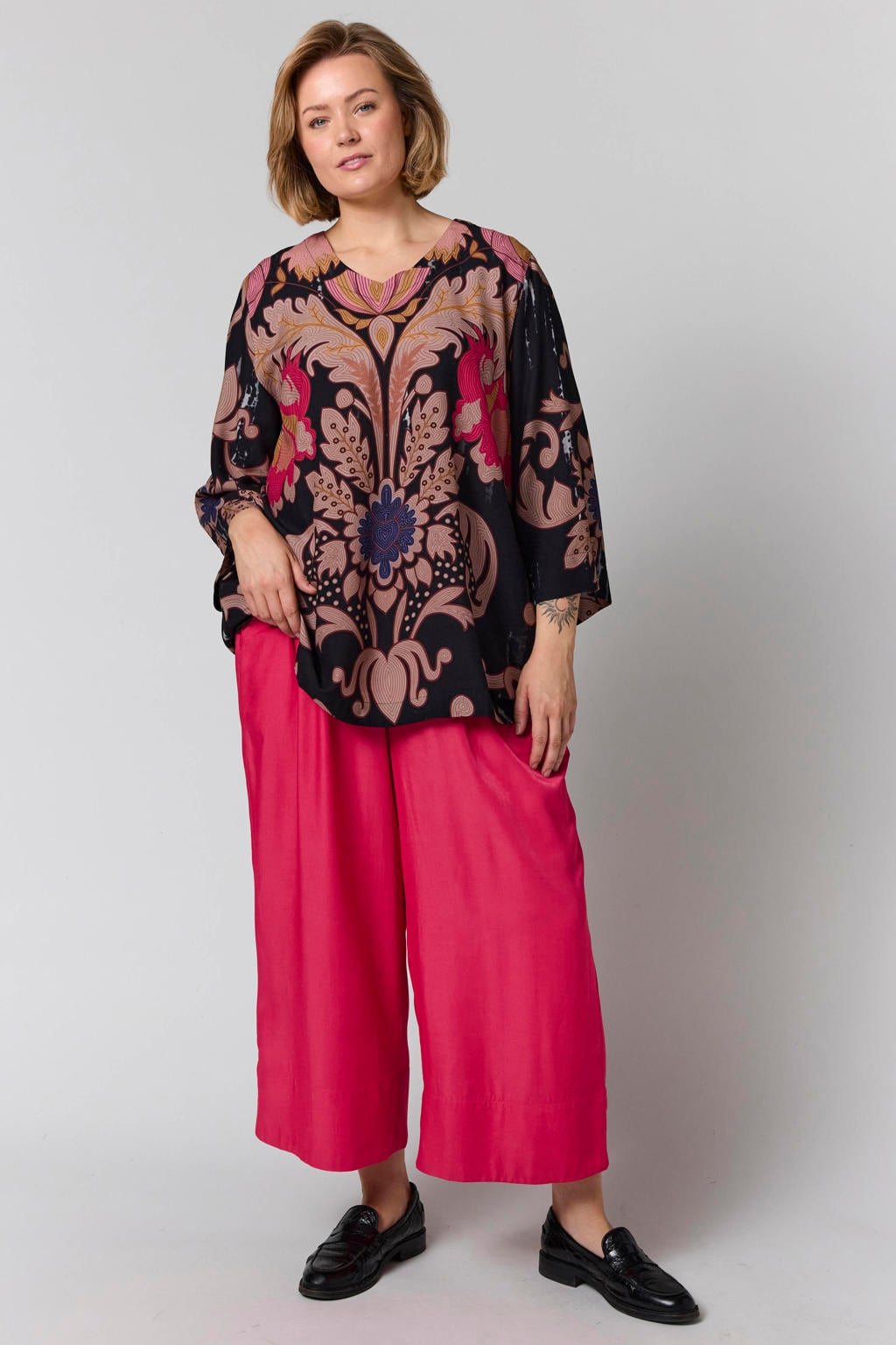Gozzip Plus Size blouse met print - zwart/roze/blauw