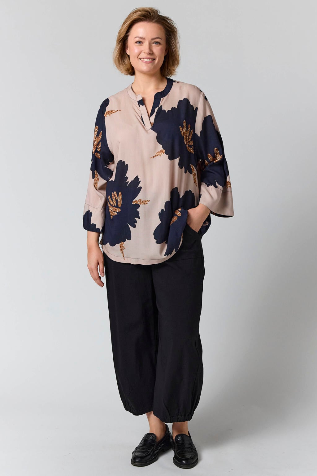 Zand en donkerblauwe dames Gozzip van viscose met bloemenprint, driekwart mouwen, V-hals, knoopsluiting en glitters