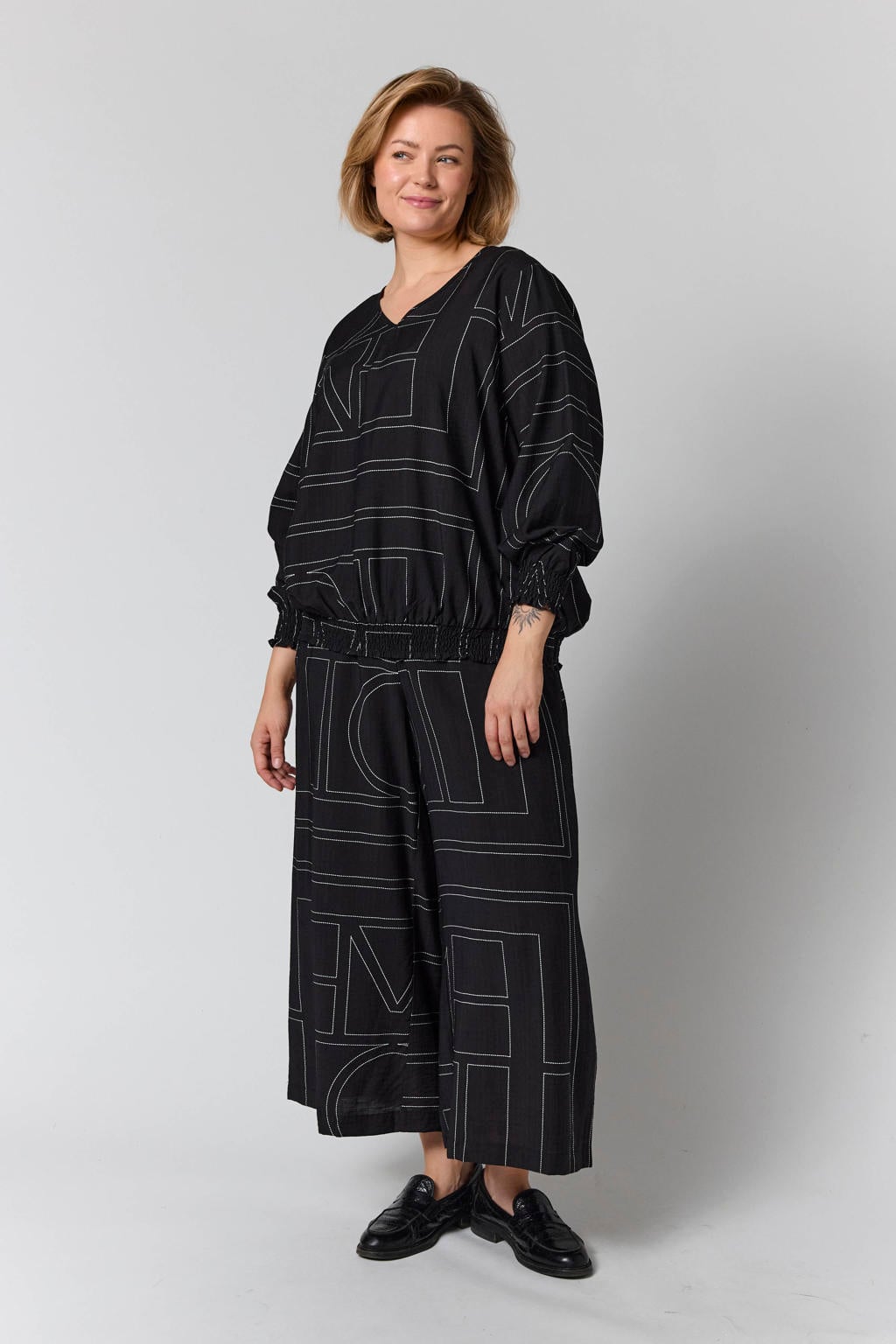 Gozzip Plus Size blouse met smockwerk - zwart/wit
