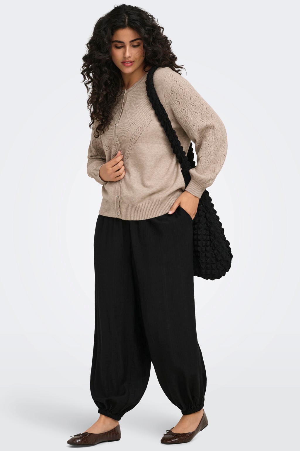 Zandkleurige dames ONLY CARMAKOMA gebreide vest Plus Size van viscose met effen, lange mouwen en knoopsluiting