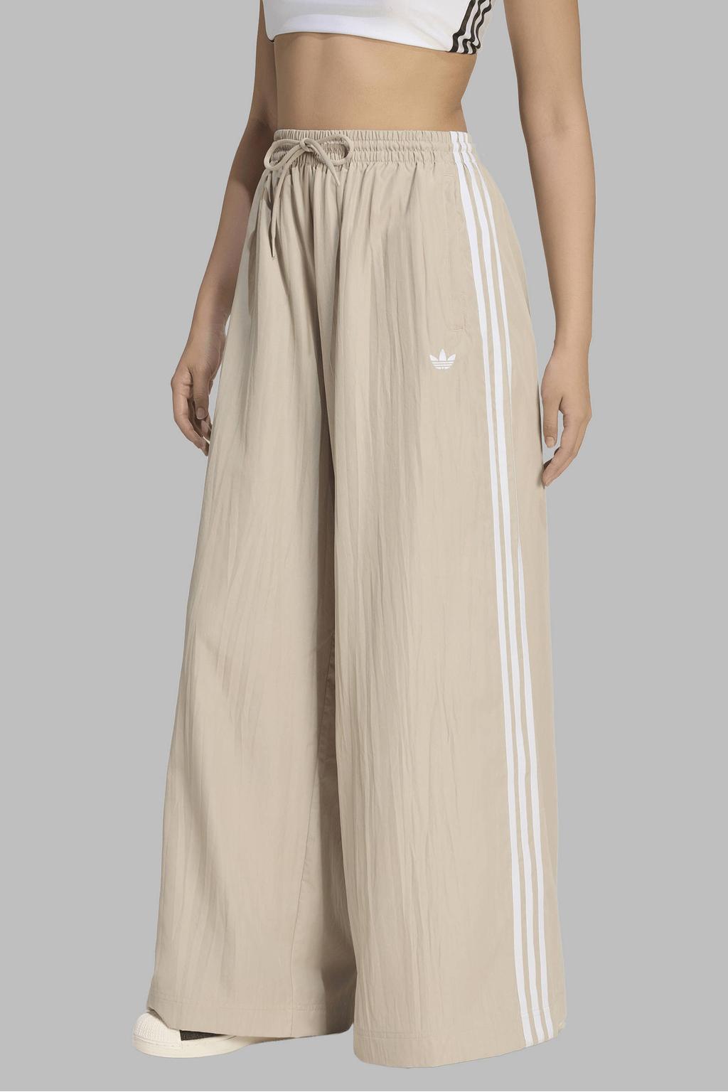 Zand en witte dames adidas Originals Firebird Adilenium broek van polyester met loose fit, elastische tailleband met koord en effen