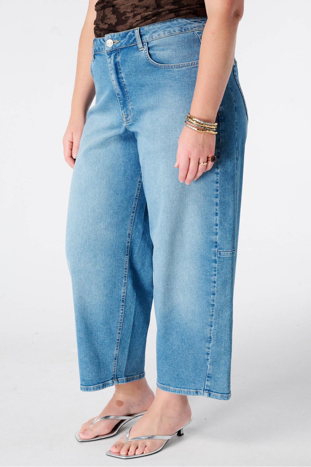Medium blue denim dames MS Mode barrel jeans Plus Size mediumblauw van denim met regular waist, rits- en knoopsluiting en effen