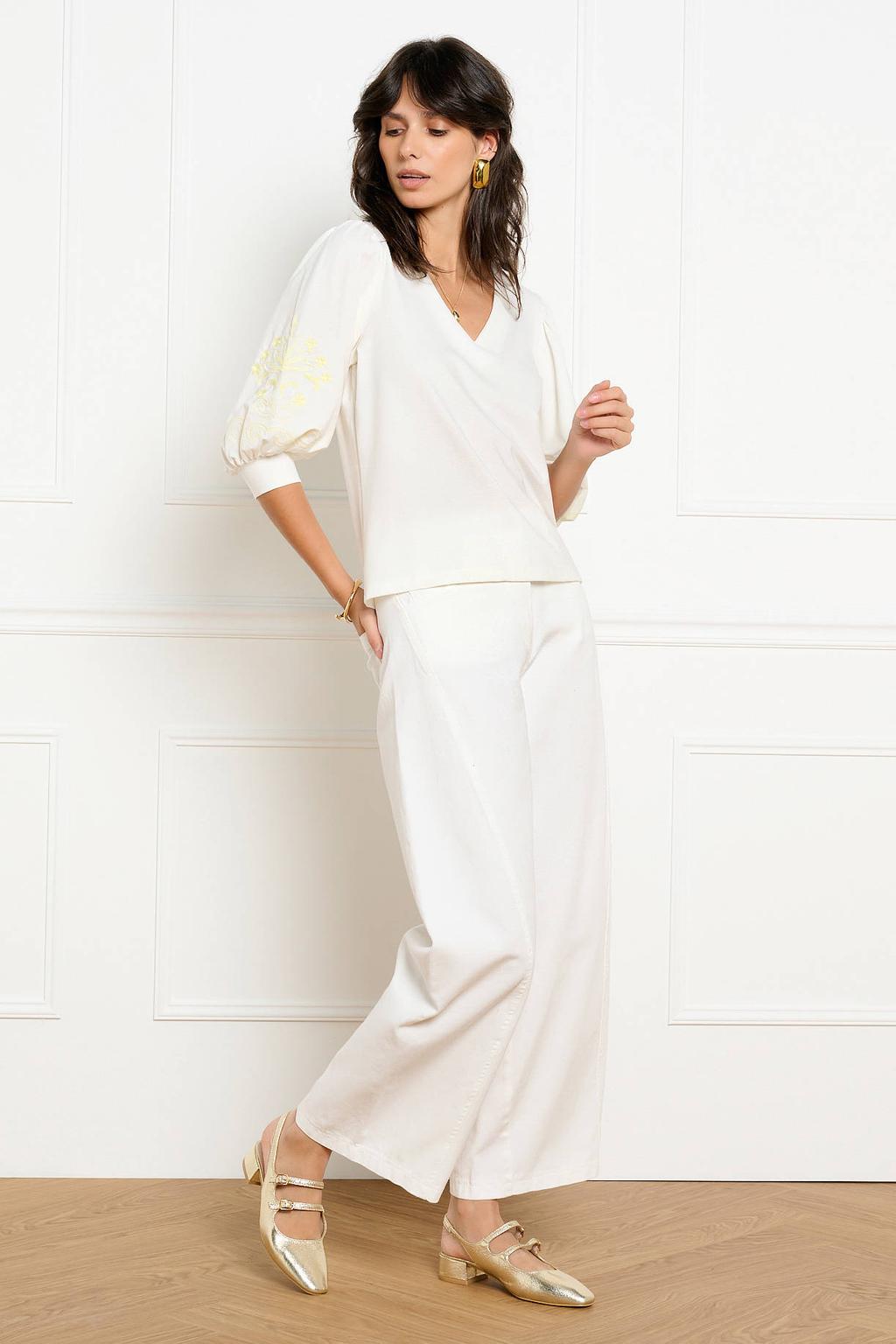 Ecru dames LOLALIZA top van viscose met effen, driekwart mouwen, V-hals en borduursels