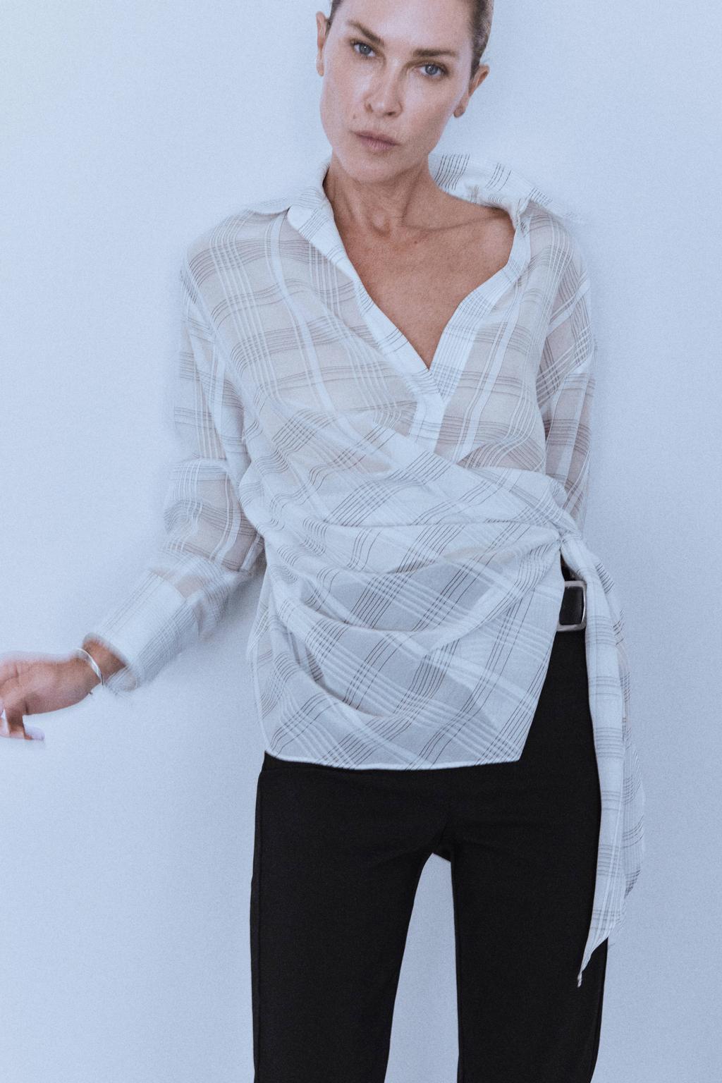 Ecru en zwarte dames Mango geruite blouse van polyester met lange mouwen, klassieke kraag, striksluiting en knoopdetail